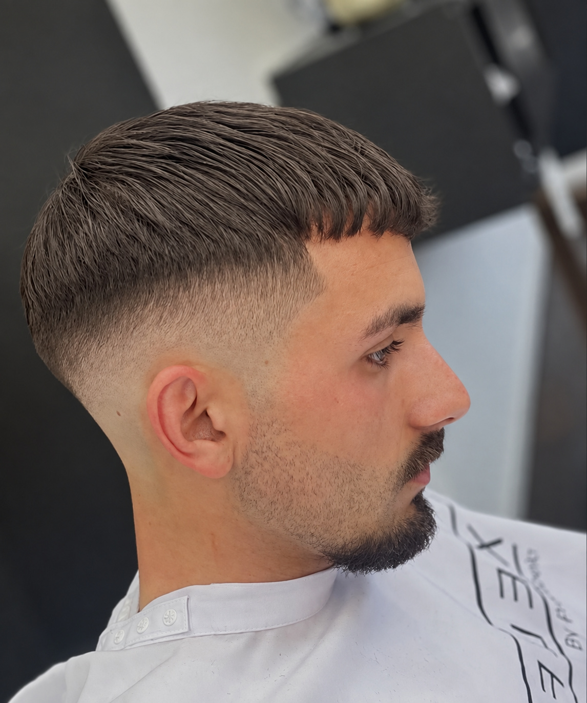 Corte francês com degradé baixo e barba desenhada